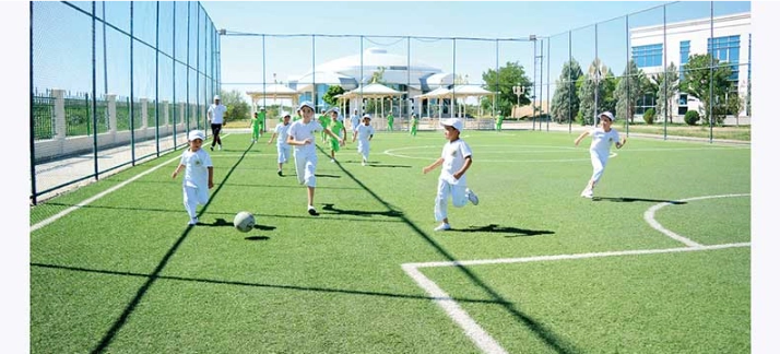 Bagtyýar çagalar wagtlaryny hoş geçirýärler